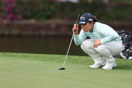　ブルーベイＬＰＧＡ第２ラウンド、１８番グリーンでラインを読む畑岡奈紗＝７日、海南島（ゲッティ＝共同）
