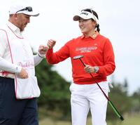 　１７番、バーディーを決めキャディとグータッチの岩井千怜（撮影・金田祐二）