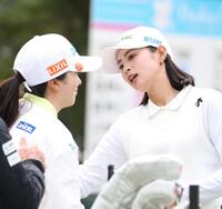 　ホールアウトし堀琴音とあいさつする柏原明日架（撮影・金田祐二）