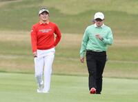 　同組でラウンドする岩井千怜（左）、明愛（撮影・金田祐二）