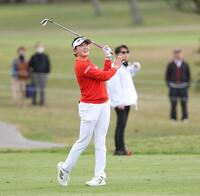 　９番、セカンドショットを放つ岩井千怜（撮影・金田祐二）