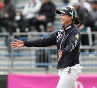 　笑顔でホールアウトする菅楓華（撮影・金田祐二）