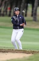 　１８番、アプローチする菅楓華（撮影・金田祐二）