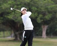 　９番、セカンドショットを放つ柏原明日架（撮影・金田祐二）