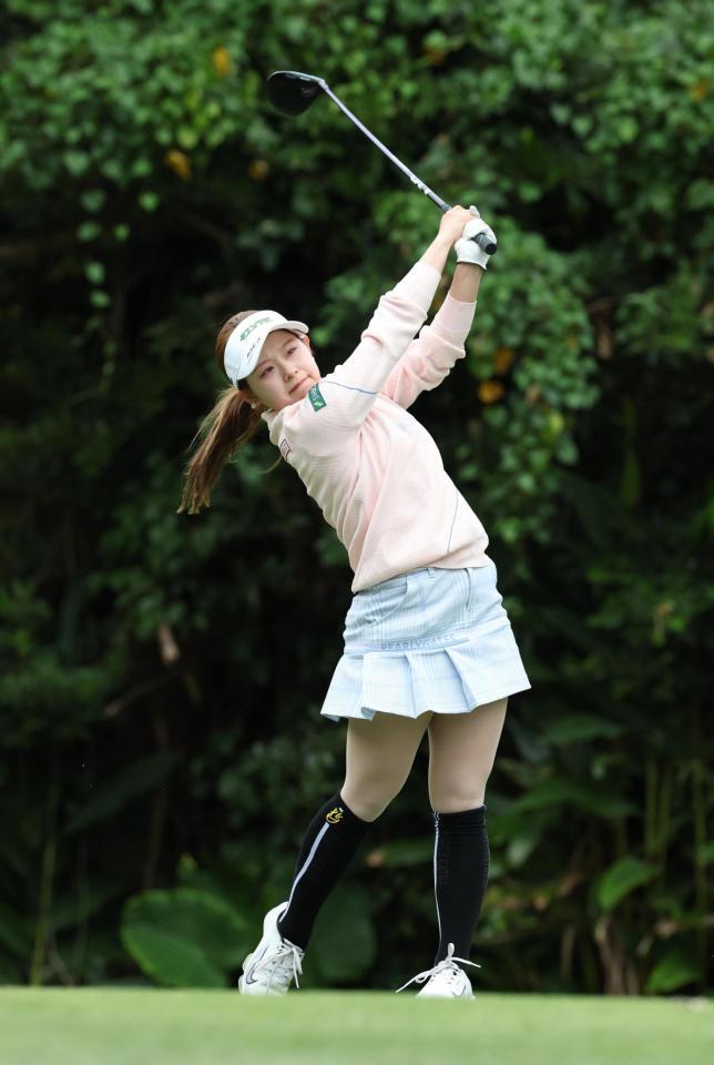 　５番、ティーショットを放つ吉田鈴（撮影・金田祐二）