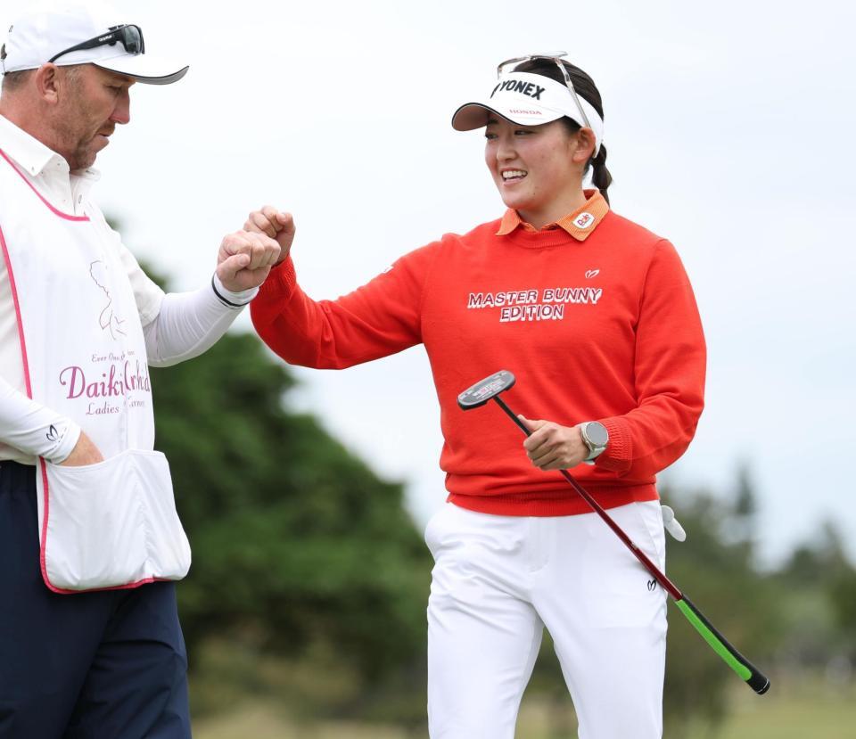 　１７番、バーディーを決めキャディとグータッチの岩井千怜（撮影・金田祐二）