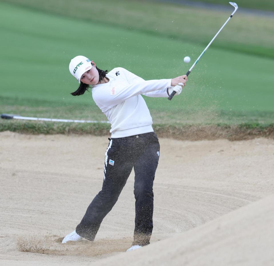 　９番、バンカーショットを放つ柏原明日架（撮影・金田祐二）