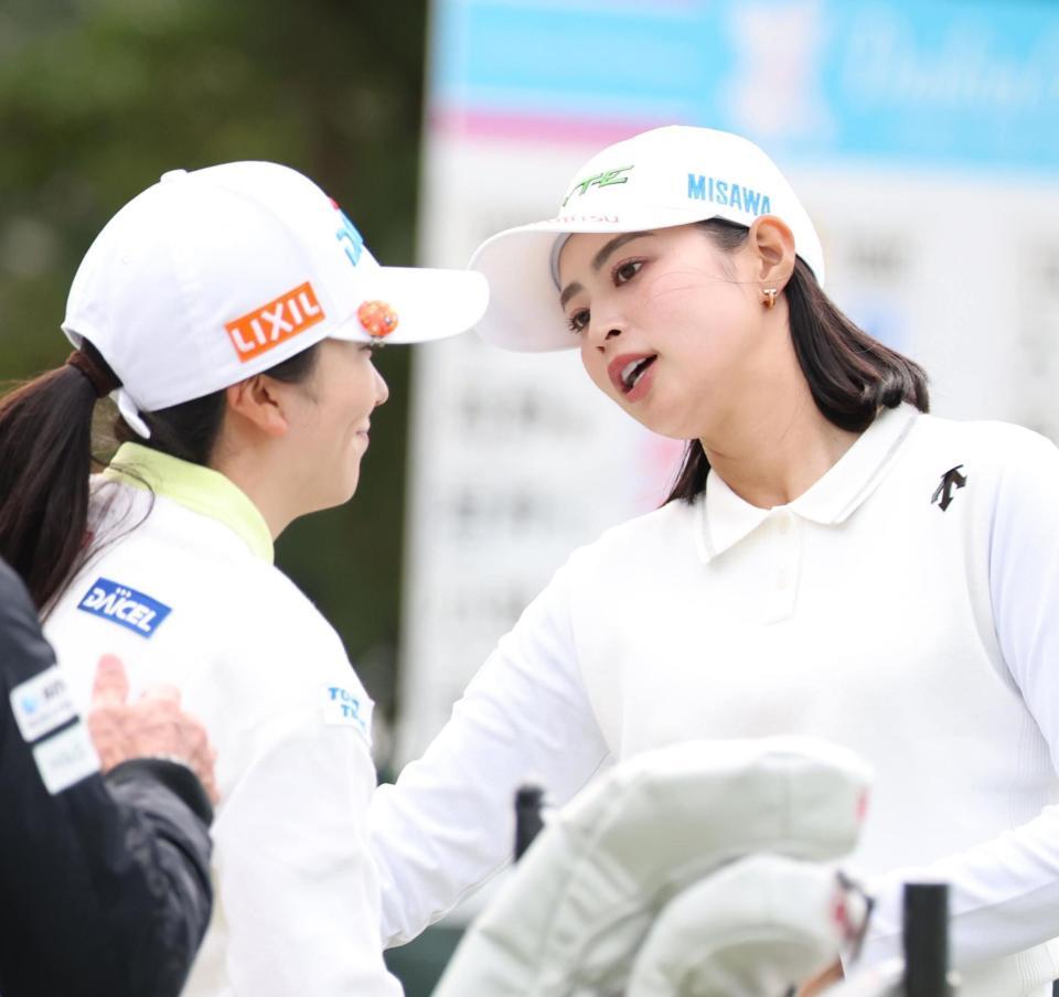 　ホールアウトし堀琴音とあいさつする柏原明日架（撮影・金田祐二）