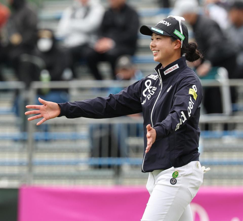 　笑顔でホールアウトする菅楓華（撮影・金田祐二）