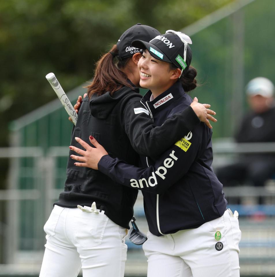　笑顔でホールアウトした菅楓華（撮影・金田祐二）