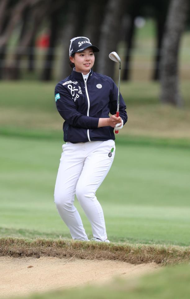 　１８番、アプローチする菅楓華（撮影・金田祐二）