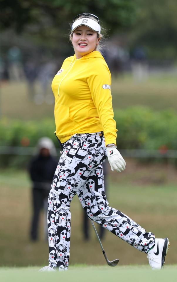 　ど派手なパンツでラウンドする桑木志帆（撮影・金田祐二）
