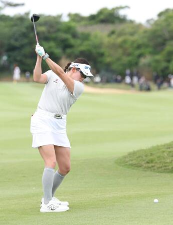 　４番、グリーンを狙う岩井千怜（撮影・金田祐二）