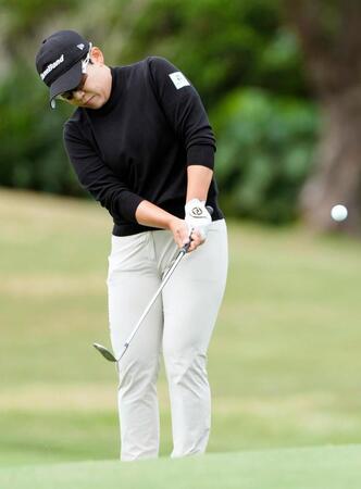 　第３日、１番でアプローチショットを放つ申ジエ。通算３アンダーで３位