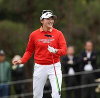 　１８番、笑顔でプレーする岩井千怜（撮影・金田祐二）