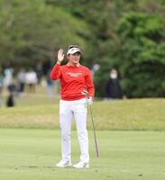 　１７番、セカンドショットを放ち声援に応える岩井千怜（撮影・金田祐二）