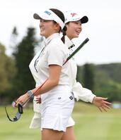 　ホールアウトし、笑顔の岩井千怜（左）と菅楓華（撮影・金田祐二）