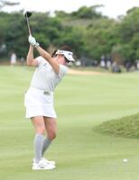 　４番、グリーンを狙う岩井千怜（撮影・金田祐二）