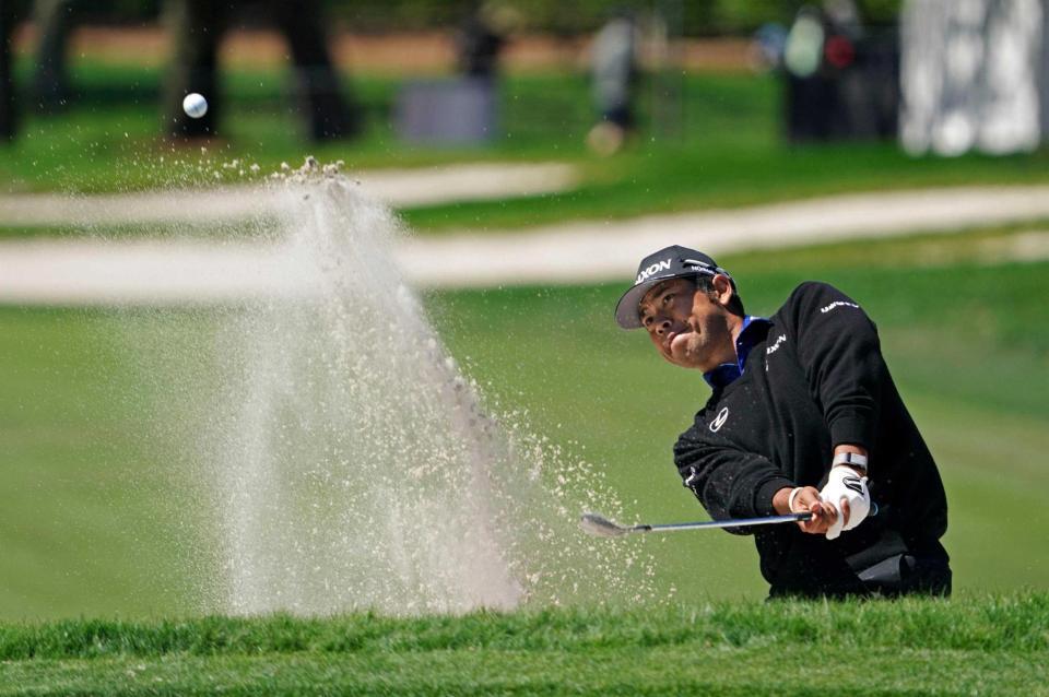 　１０番でバンカーショットを放つ松山英樹（共同）