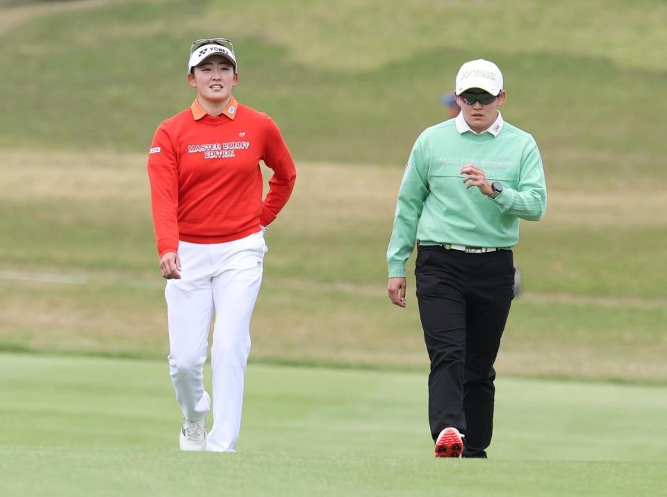 　同組でラウンドする岩井千怜（左）、明愛（撮影・金田祐二）