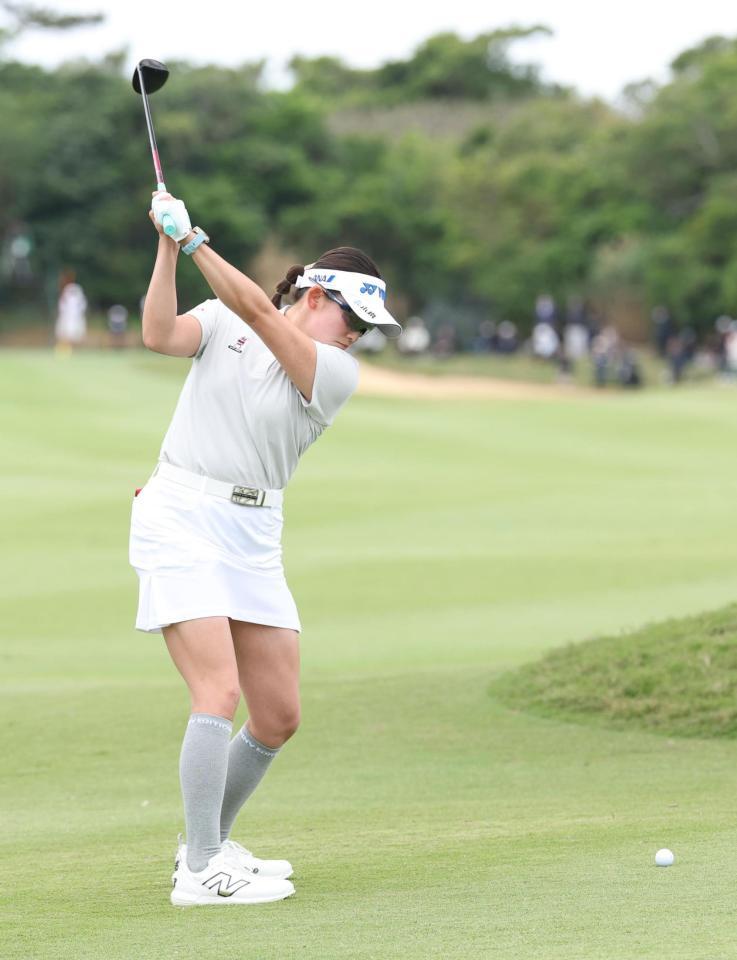 　４番、グリーンを狙う岩井千怜（撮影・金田祐二）