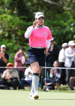 　７番、バーディーを決めた菅楓華（撮影・金田祐二）