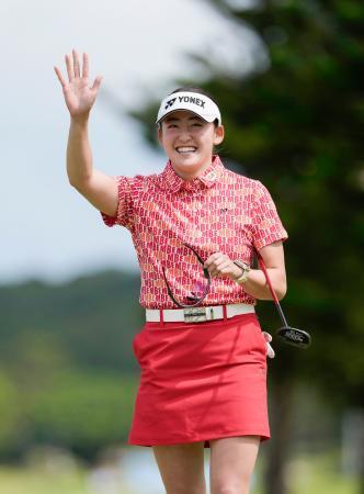 　通算１０アンダーで大会２連覇を果たし、声援に応える岩井千怜＝琉球ＧＣ