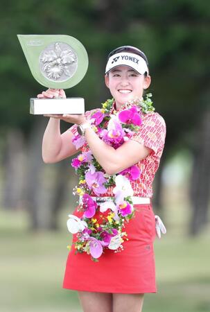 　優勝トロフィーを手に笑顔の岩井千怜（撮影・金田祐二）
