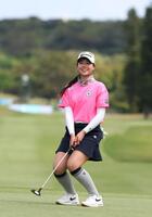 　１８番、イーグルパットが外れ、苦笑いの菅楓華（撮影・金田祐二）
