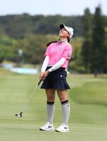 　１８番、イーグルパットが外れ、苦笑いの菅楓華（撮影・金田祐二）