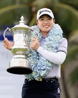 　米女子ゴルフのブルーベイＬＰＧＡで優勝し、トロフィーを手に笑顔の竹田麗央（ゲッティ＝共同）