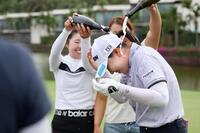 　通算１７アンダーで優勝し、シャンパンをかけられる竹田麗央（ゲッティ＝共同）
