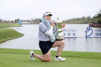 　通算１７アンダーで優勝し、トロフィーを手にポーズをとる竹田麗央（ゲッティ＝共同）