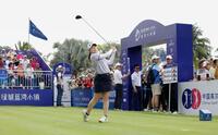 　１番でティーショットを放つ竹田麗央（ゲッティ＝共同）