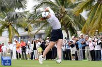 　６番でティーショットを放つ竹田麗央（ゲッティ＝共同）