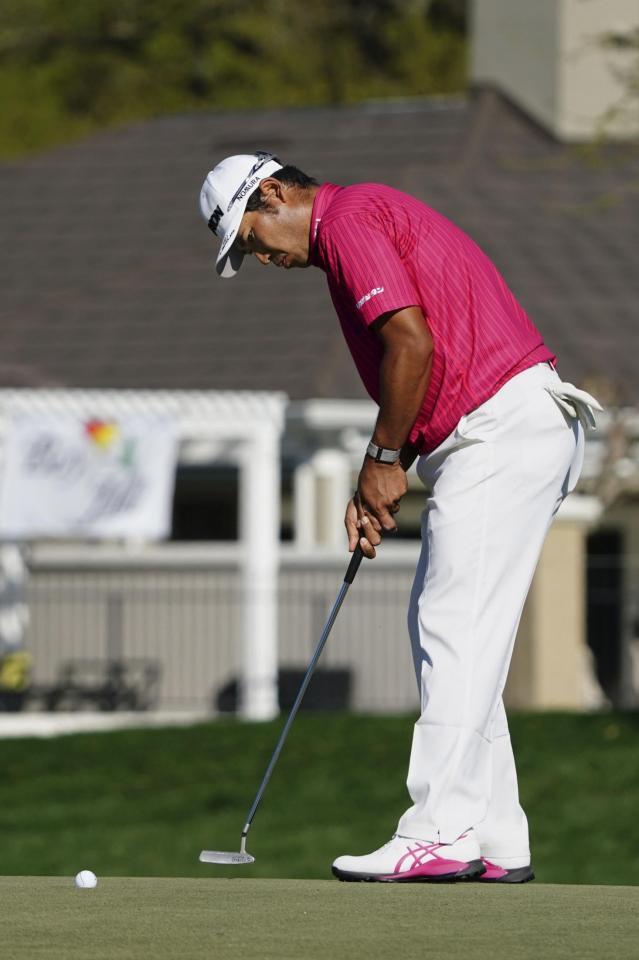 　第２ラウンド、パットを放つ松山英樹