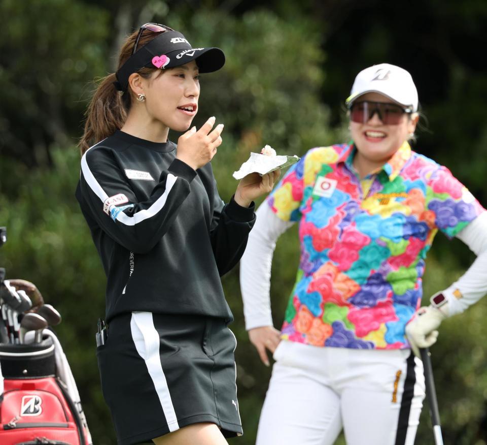 　８番、軽食を取る木村彩子（左）＝撮影・金田祐二