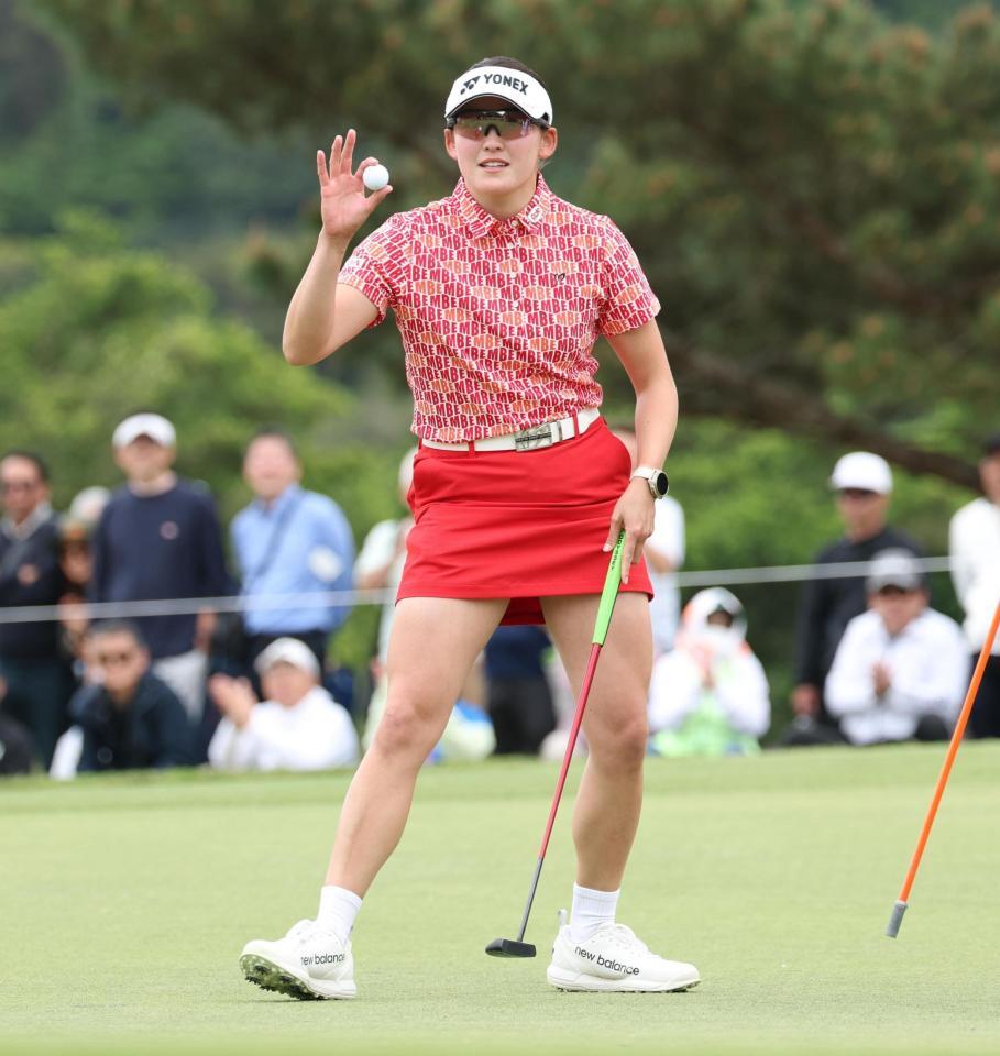 　１６番、バーディーパットを決め笑顔の岩井千怜（撮影・金田祐二）