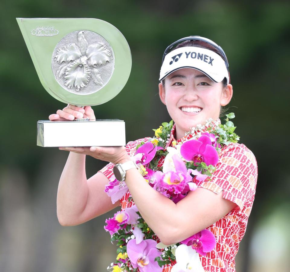 　優勝トロフィーを手に笑顔の岩井千怜（撮影・金田祐二）