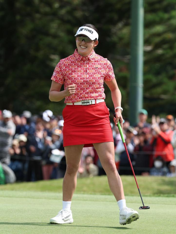 　１８番、バーディで締め笑顔の岩井千怜（撮影・金田祐二）