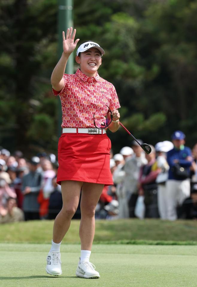 　優勝し声援に応える岩井千怜（撮影・金田祐二）