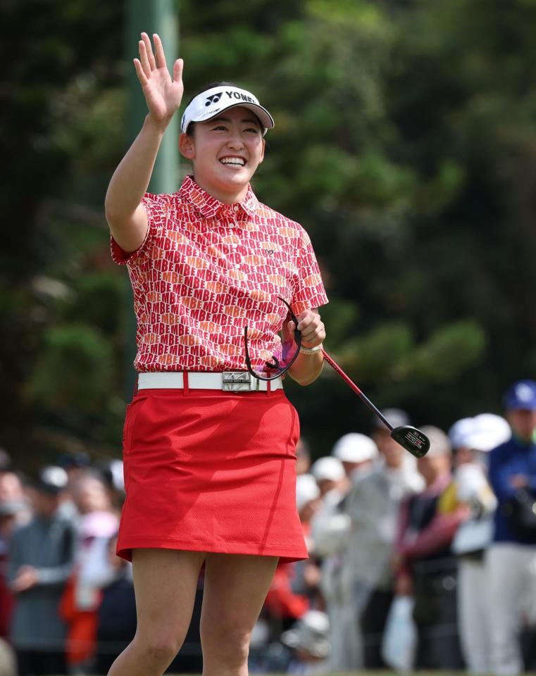 　優勝し声援に応える岩井千怜（撮影・金田祐二）