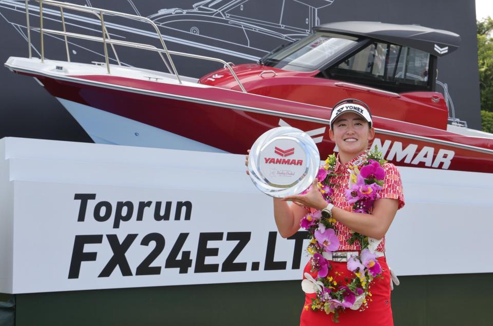 　副賞のボートの前で笑顔の岩井千怜（撮影・金田祐二）