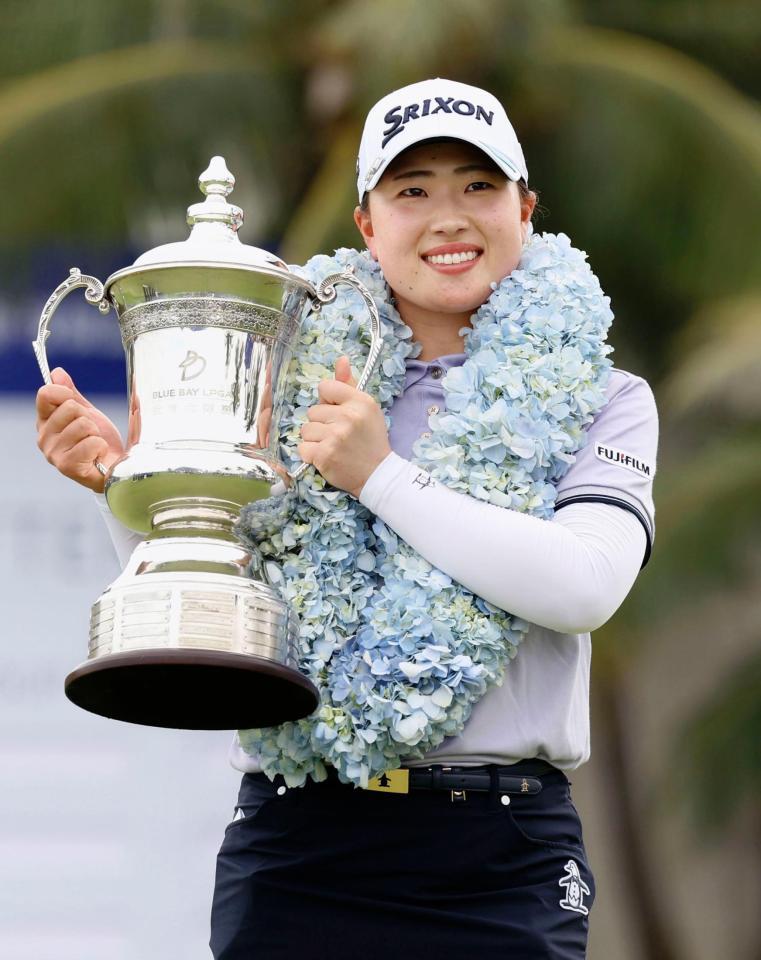 　米女子ゴルフのブルーベイＬＰＧＡで優勝し、トロフィーを手に笑顔の竹田麗央（ゲッティ＝共同）