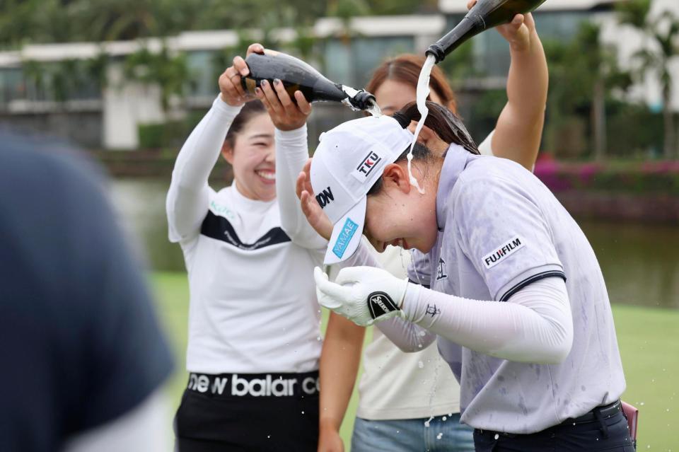 　通算１７アンダーで優勝し、シャンパンをかけられる竹田麗央（ゲッティ＝共同）