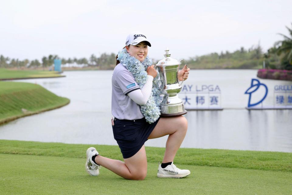 　通算１７アンダーで優勝し、トロフィーを手にポーズをとる竹田麗央（ゲッティ＝共同）