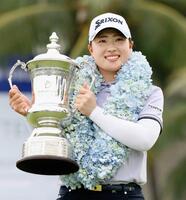 　トロフィーを手に笑顔の竹田麗央（ゲッティ＝共同）