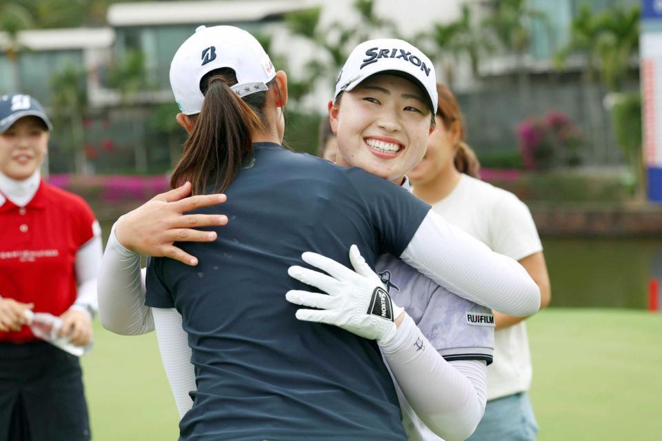 　米女子ゴルフのブルーベイＬＰＧＡで優勝し、喜ぶ竹田麗央（ゲッティ＝共同）