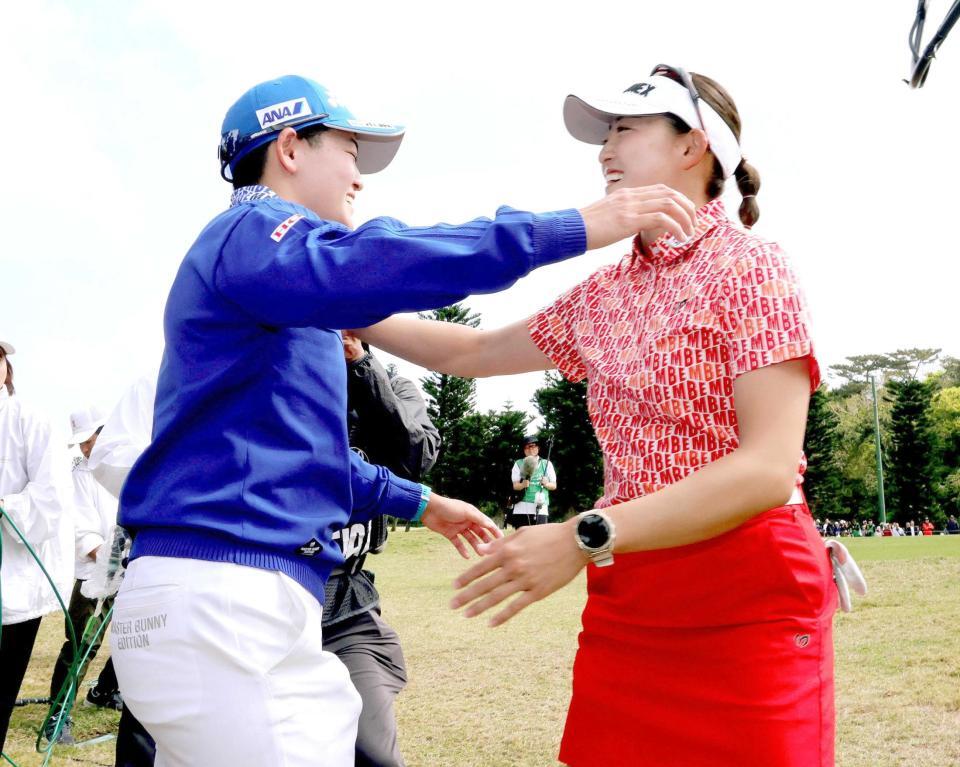 　優勝し岩井明愛に祝福される岩井千怜＝琉球ＧＣ（撮影・金田祐二）