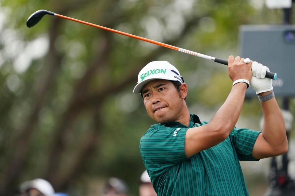 　第３ラウンド、ティーショットを放つ松山英樹（共同）